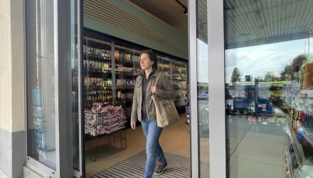 Türsysteme, 1 Person Geht Raus Ai Corrected Automatiktüren von LANGE 