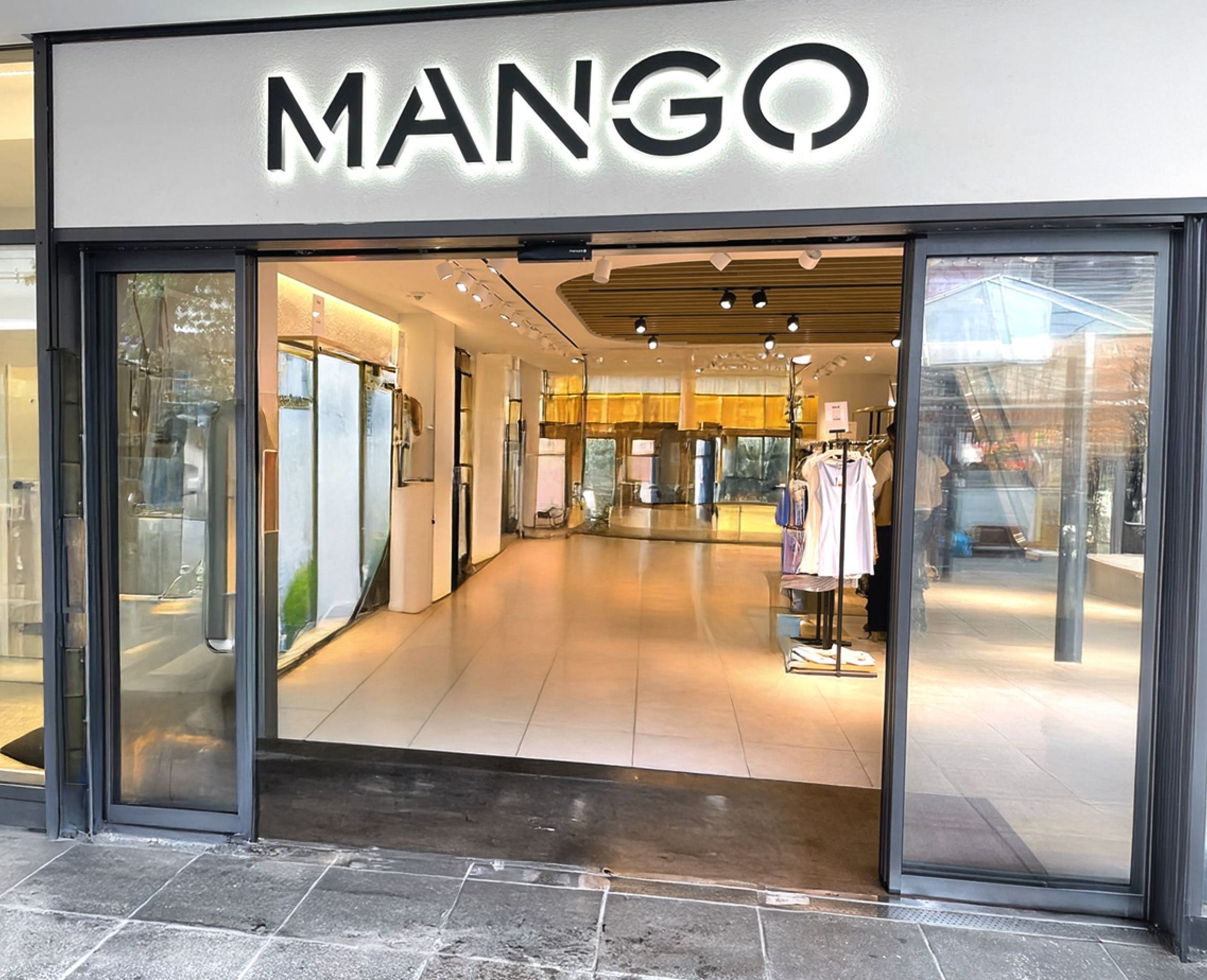 MANGO Teleskoptür Stuttgart -  Automatiktüren von LANGE 