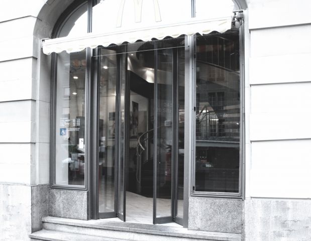 Automatische Faltflügeltüren Türsysteme und Fassadengestaltung,