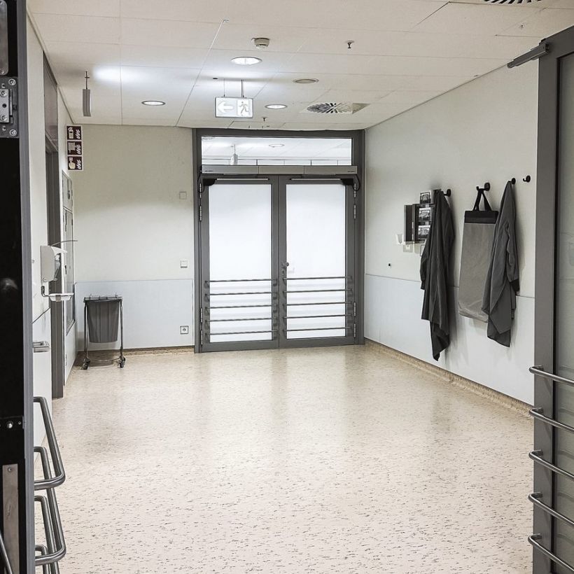 Blick durch den Windfang mit zwei automatisierten Drehflügeltüren, Bundeswehrkrankenhaus Ulm